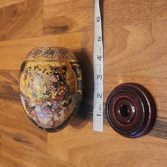 Satsuma Geisha Small Porcelain Egg with Lacquered Cherry Wood Platform Base - Picture 9 of 12